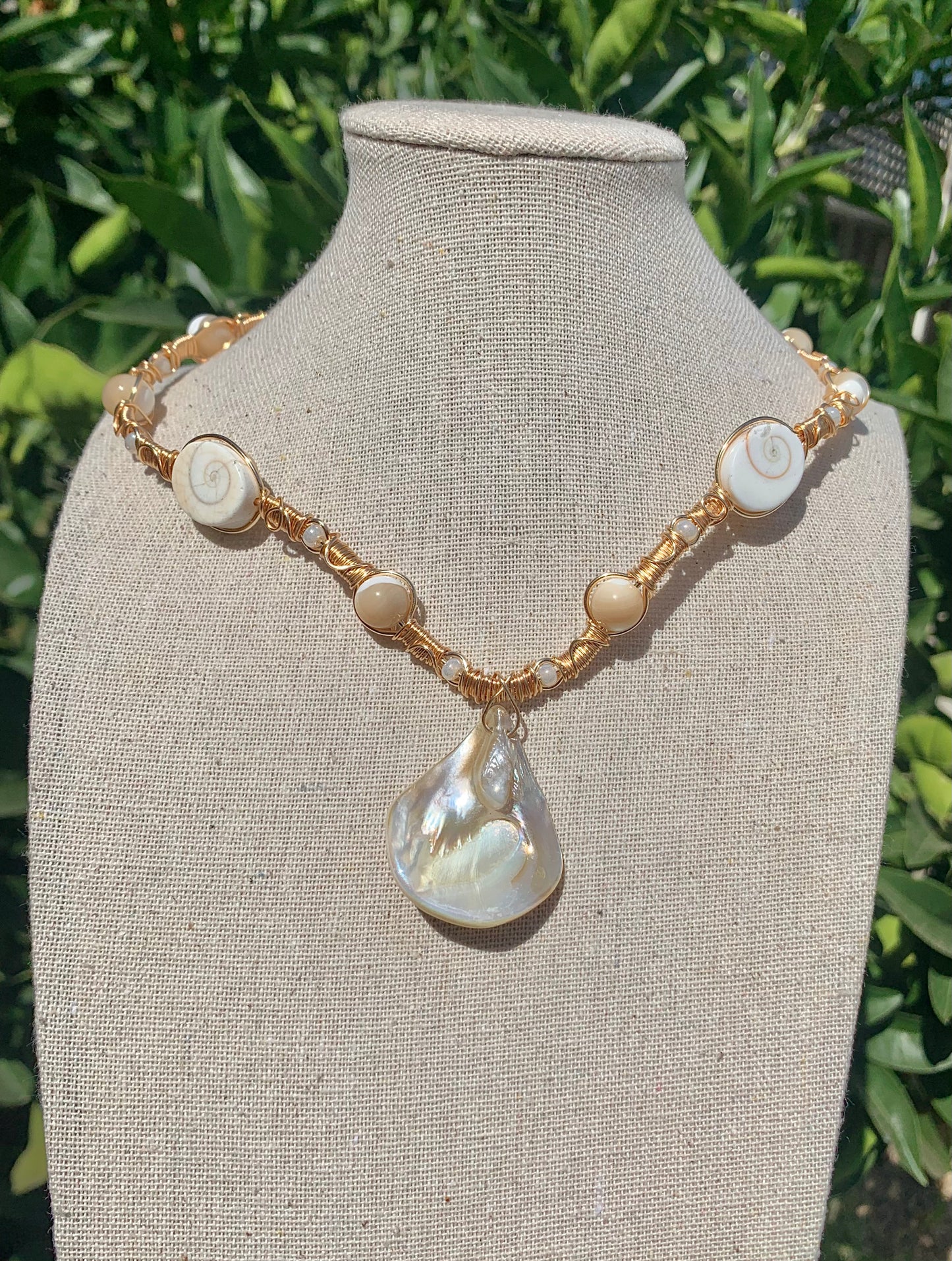Diosa shell necklace